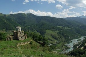 Природа Карачаево-Черкесии — источник горной воды Альберис у хребта Джентау